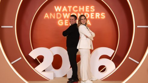 Team von watch.de vor Messehintergrund der Watches & Wonders 2026