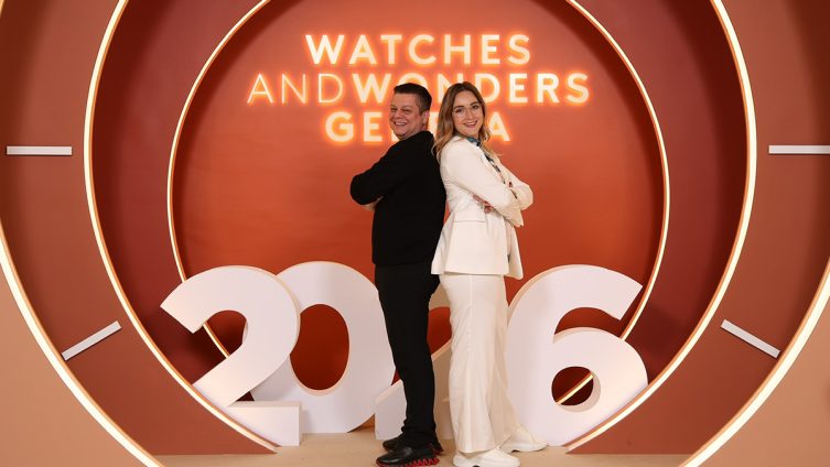 Team von watch.de vor Messehintergrund der Watches & Wonders 2026