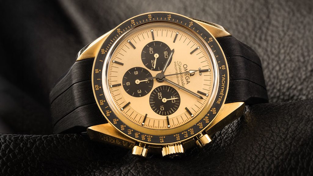 Omega Speedmaster mit Lederband und schwarz-goldenem Zifferblatt