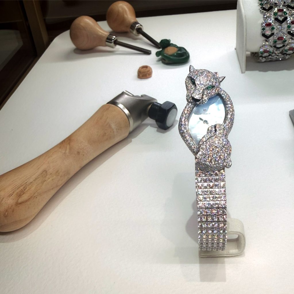 Schmuckuhr von Cartier mit Pantherköpfen am Zifferblatt