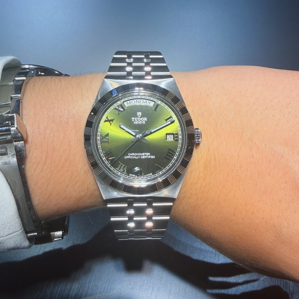 Tragebild einer neuen Tudor Black Bay mit grünlich verlaufendem Zifferblatt