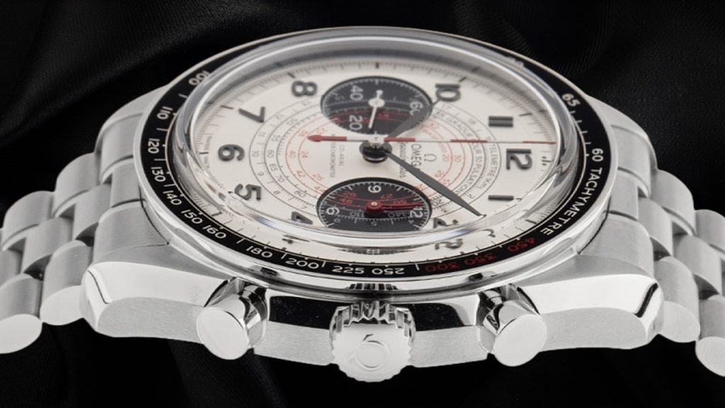Seitliche Aufnahme der Speedmaster Chronoscrope zeigt flaches Gehäuse