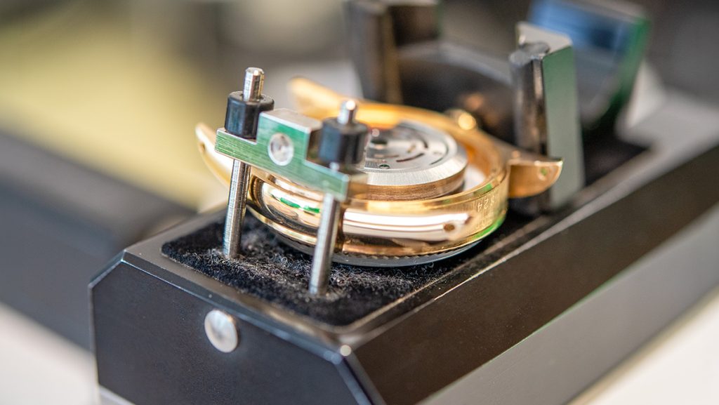 Uhr wird in der Uhrmacherei technisch geprüft