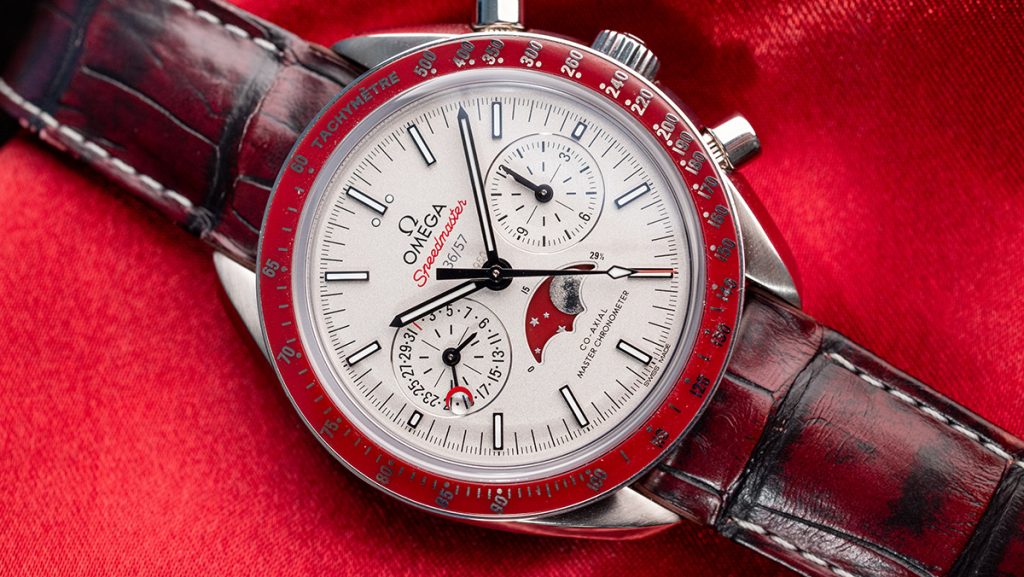 Omega Speedmaster Moonwatch mit roten Akzenten und Lederband