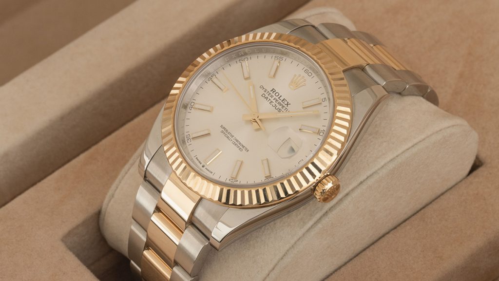 Klassische Bicolor Rolex Datejust mit goldenen Akzenten an Lünette, Krone und Armband