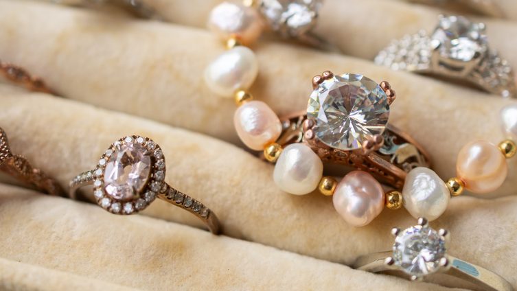Schmuckkästchen mit Diamantringen, Goldschmuck und Perlenketten