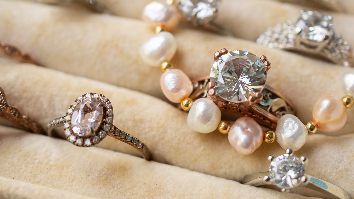 Schmuckkästchen mit Diamantringen, Goldschmuck und Perlenketten