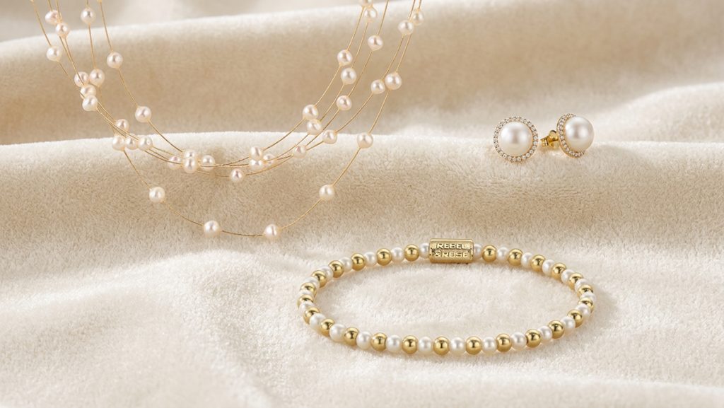Kombination von Perlenschmuck mit Gold: Halskette, Armband und Ohrstecker