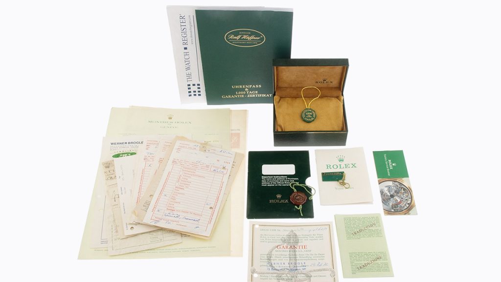 Full Set einer gebrauchten Luxusuhr mit Garantiekarten, Papieren und Originalbox