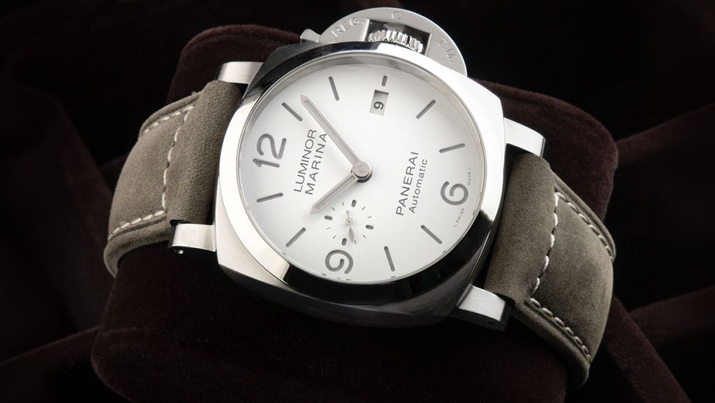 Klassische Panerai Luminor mit weißem Zifferblatt und Lederband