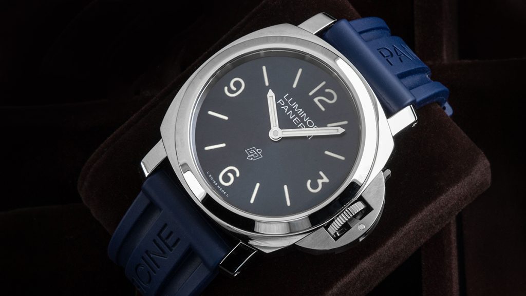 Schlichte Panerai Luminor mit dunklem Zifferblatt und blauem Kautschukband
