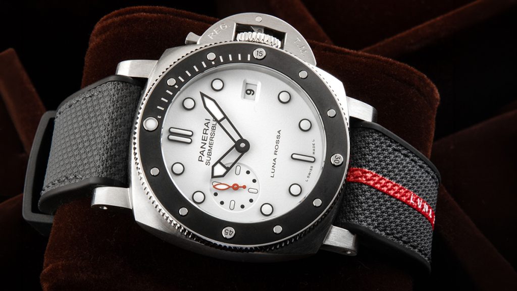 Sportliche Panerai Submersible mit weiß-schwarzem Zifferblatt und Textil-Kautschuk-Band