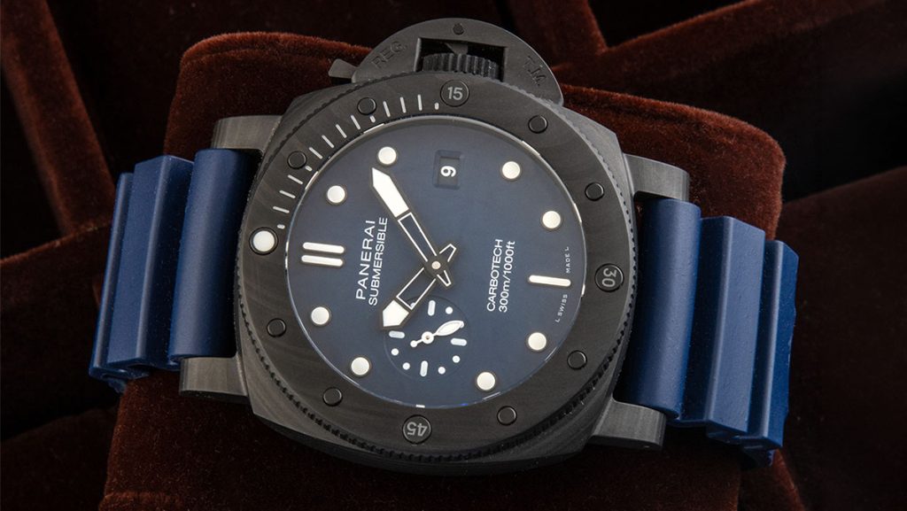 Technische Panerai Submersible mit Carbotech und blauem Kautschukband