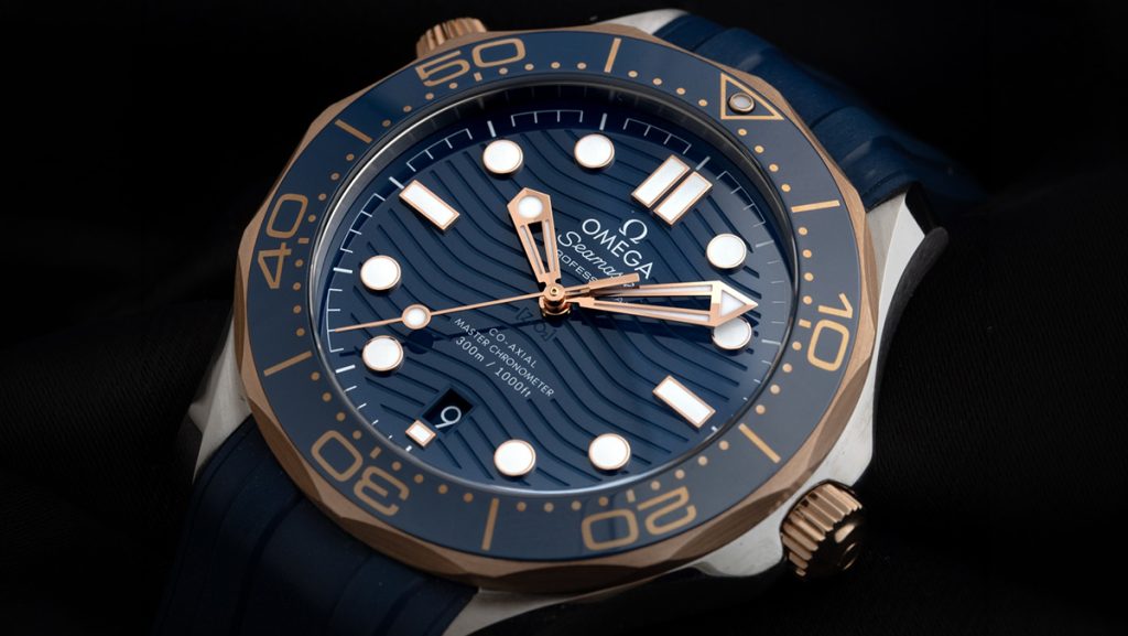 Omega Seamaster Diver in dunkelblau mit rosegoldenen Akzenten und Wellenzifferblatt