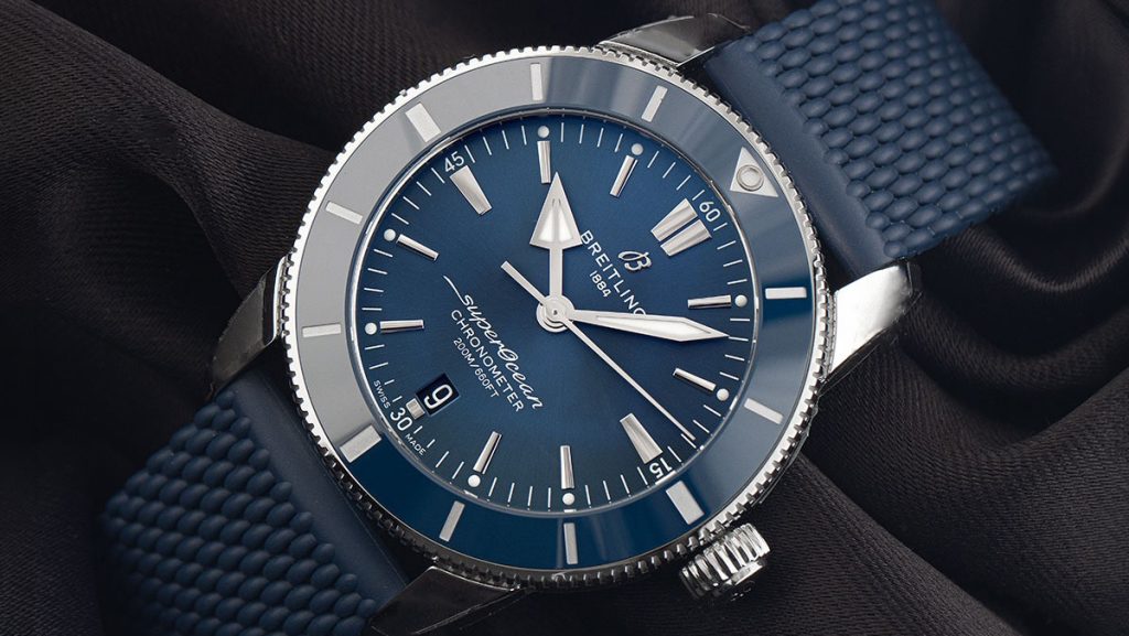 Sportliche Breitling Superocean Heritage in dunkelblau mit Kautschukband