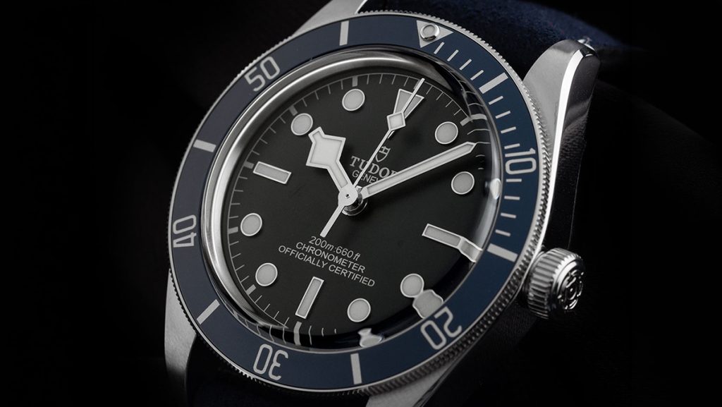 Flaches Zifferblatt der Tudor Black Bay mit blauer Lünette