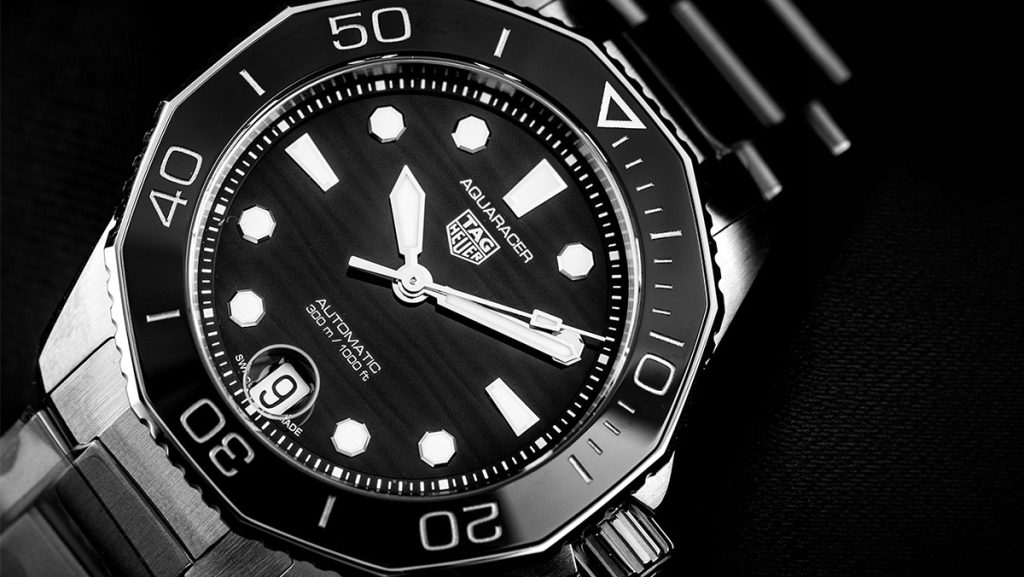 Kantiges Zifferblatt der TAG Heuer Aquaracer in schwarz
