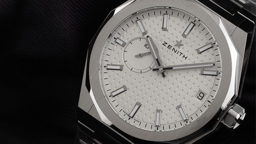Eckiges Zifferblatt der Zenith Defy Skyline in weiß-weißgold
