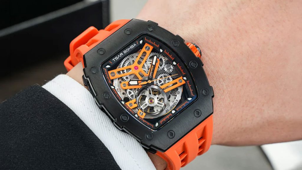 Dominante Tsar Bomba Uhr in orange-schwarz mit skelettiertem Uhrwerk