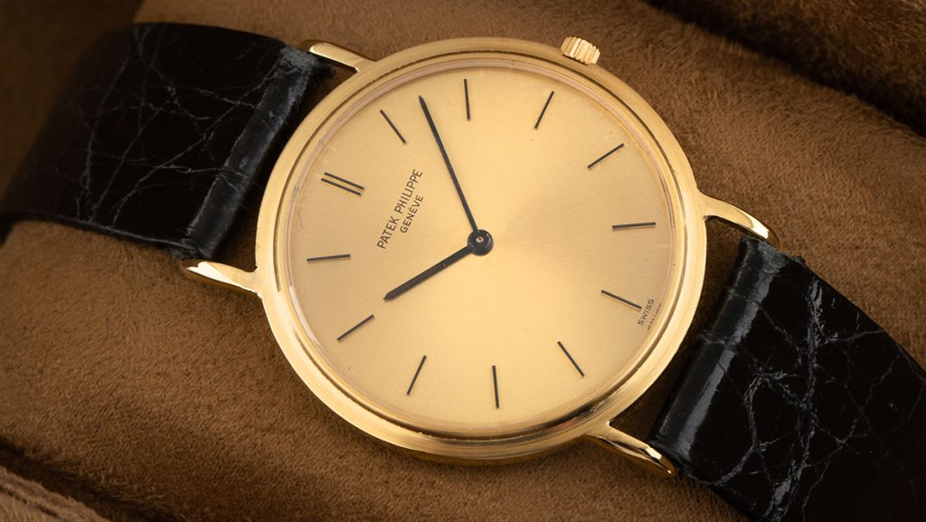 Schlichte Dresswatch mit goldenem Zifferblatt und schwarzem Lederband