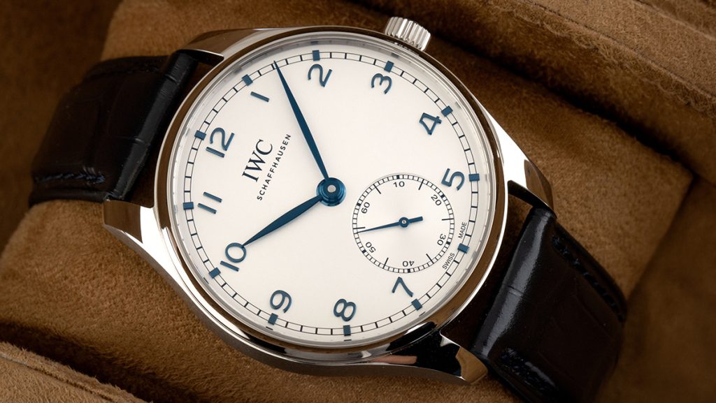 Schlichte Dresswatch von IWC mit kleiner Sekunde und blauen Ziffern