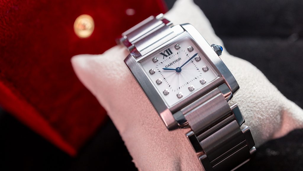 Silberfarbene Cartier Tank mit Diamanten als Ziffern
