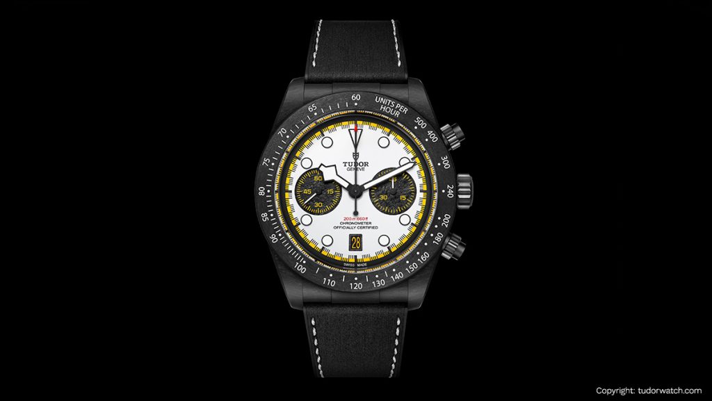 Schwarzer Chronograph mit weißem Zifferblatt und gelben Akzenten