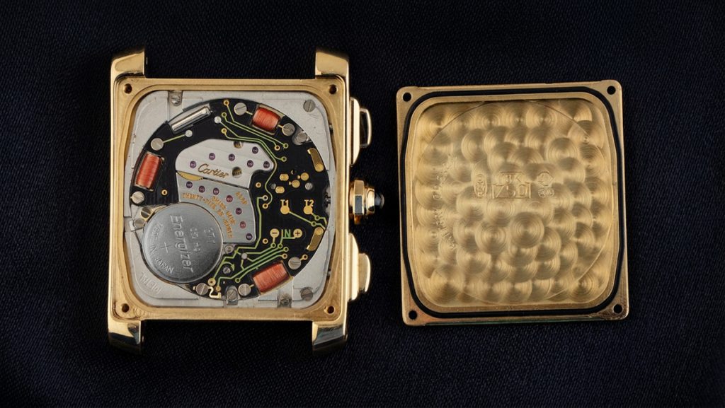 Geöffnetes Gehäuse einer Cartier Tank zeigt das Uhrwerk