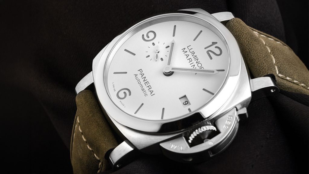 Uhr mit weißem Zifferblatt und Lederband von Panerai