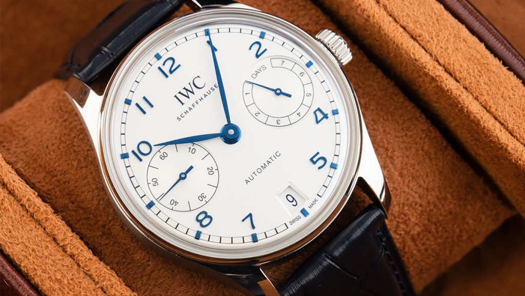 Chronograph mit blauen Details auf hellem Zifferblatt