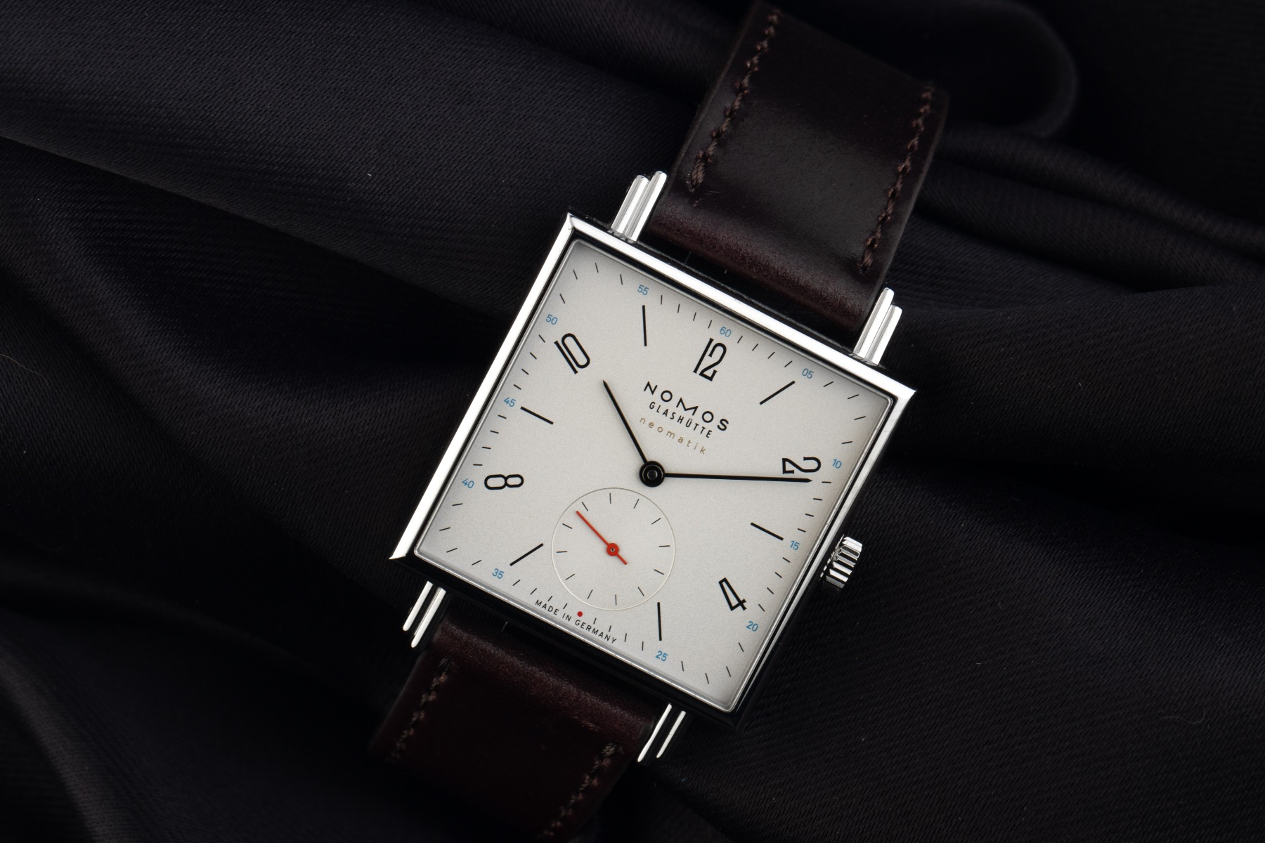 Nomos Glashütte Tetra Edelstahl Armand Leder 33 x 33mm Neu