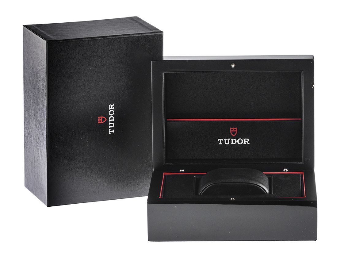 Tudor Box Black Größe L